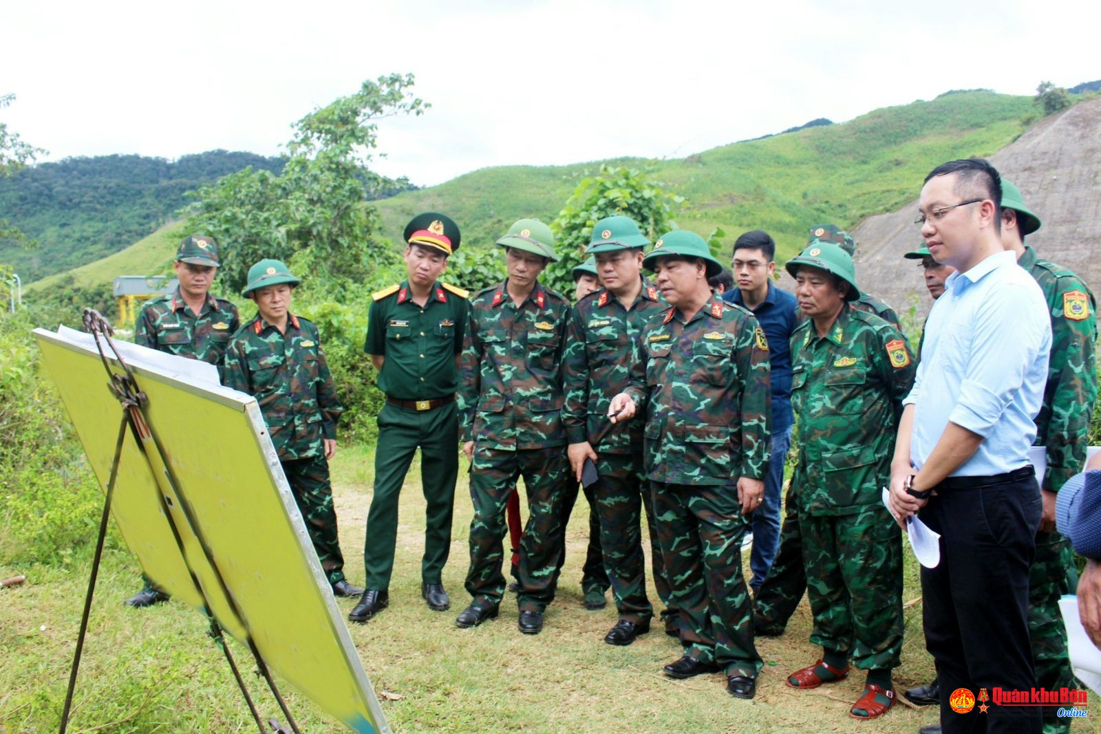 Tư vấn Trường Sơn tham gia khảo sát thiết kế đường tuần tra biên giới trên địa bàn Quân khu 4