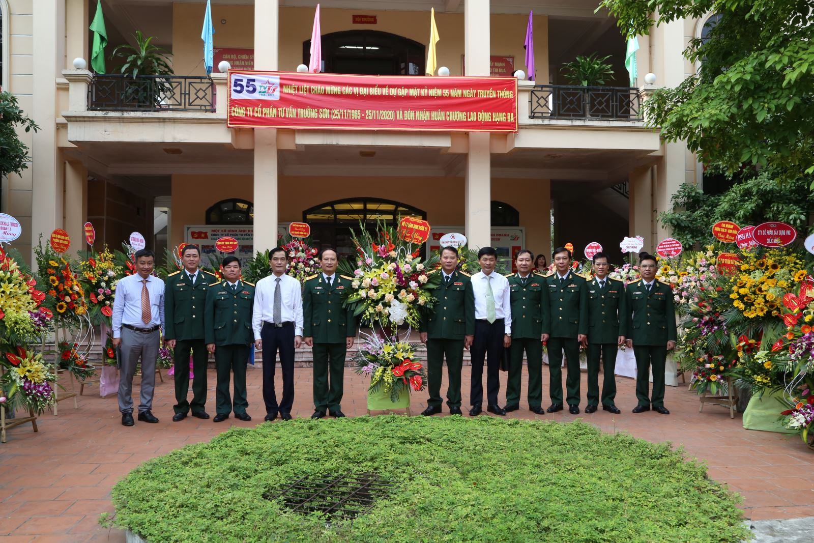 Bộ Tư lệnh Binh đoàn 12 tặng hoa chúc mừng 