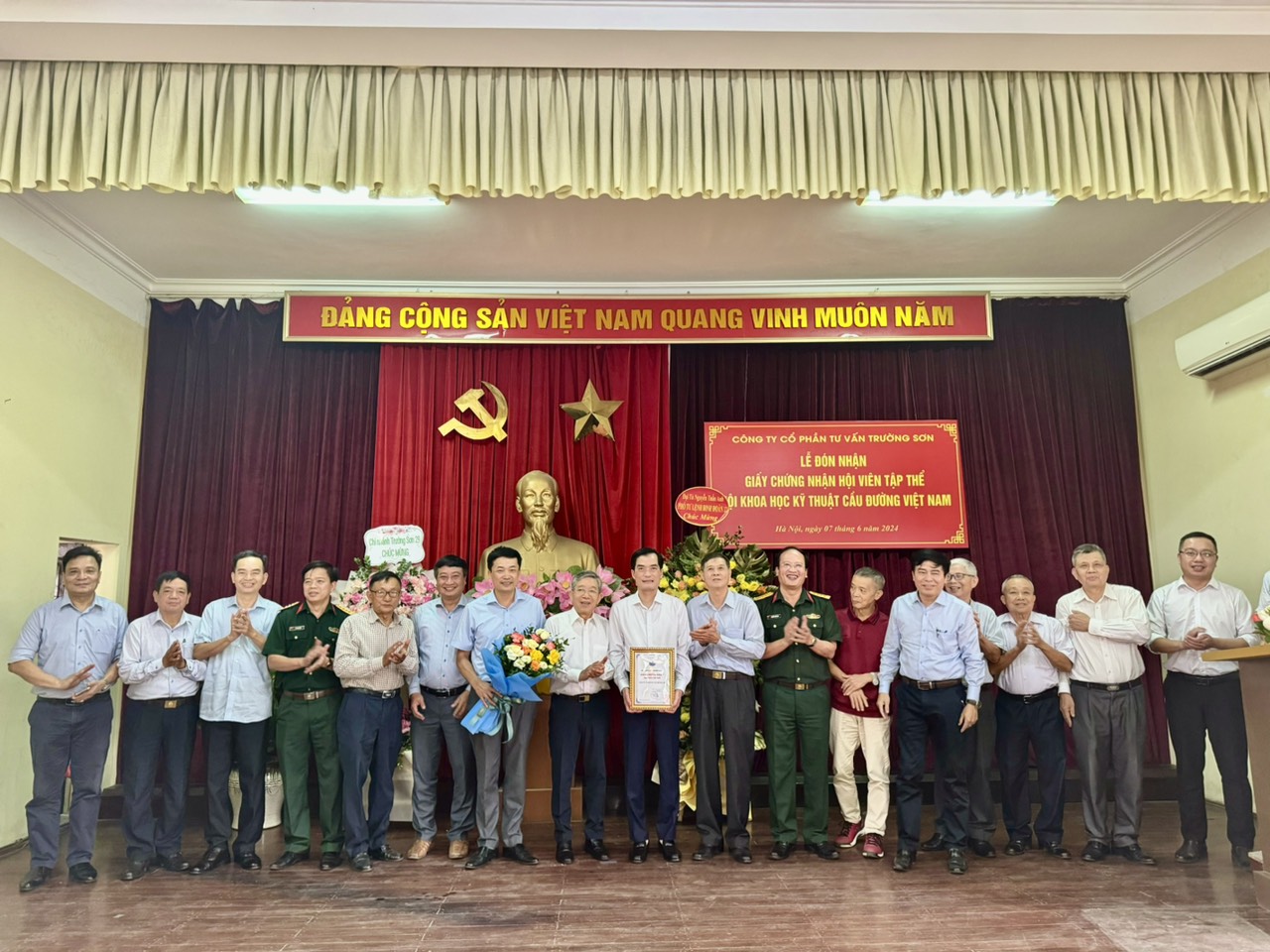 Đón nhận Giấy chứng nhận hội viên tập thể Hội Khoa học Kỹ thuật Cầu đường Việt Nam