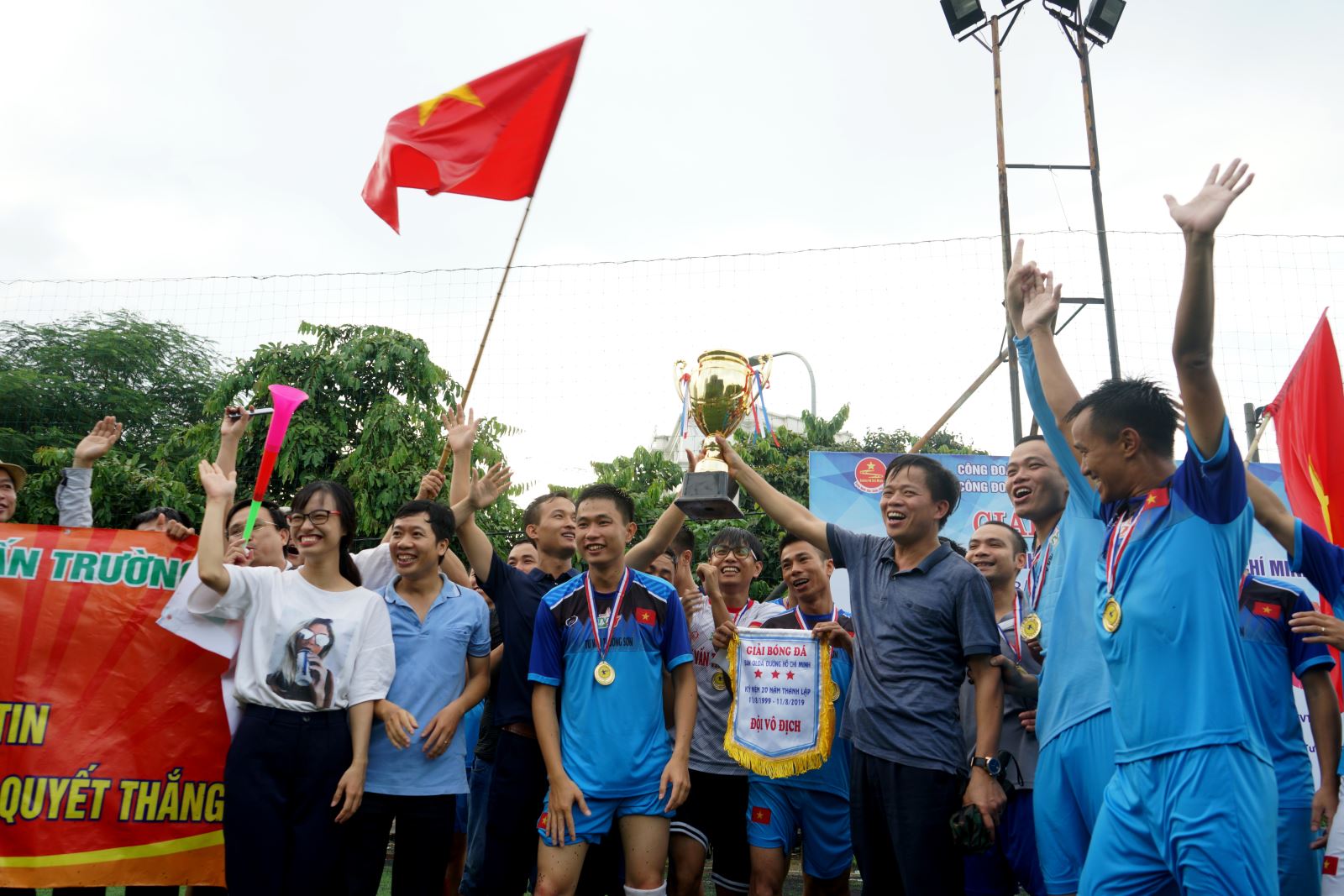 Vô địch giải bóng đá kỷ niệm 20 năm thành lập Ban QLDA đường Hồ Chí Minh 10