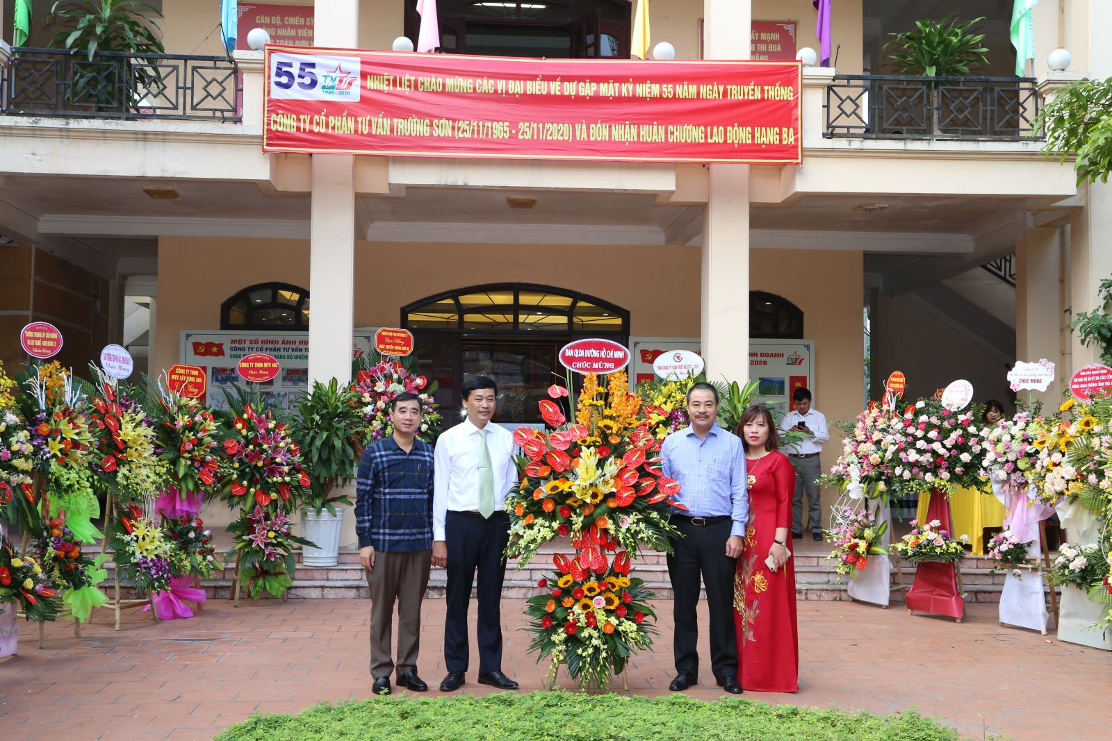 Ban QLDA đường Hồ Chí Minh tặng hoa chúc mừng