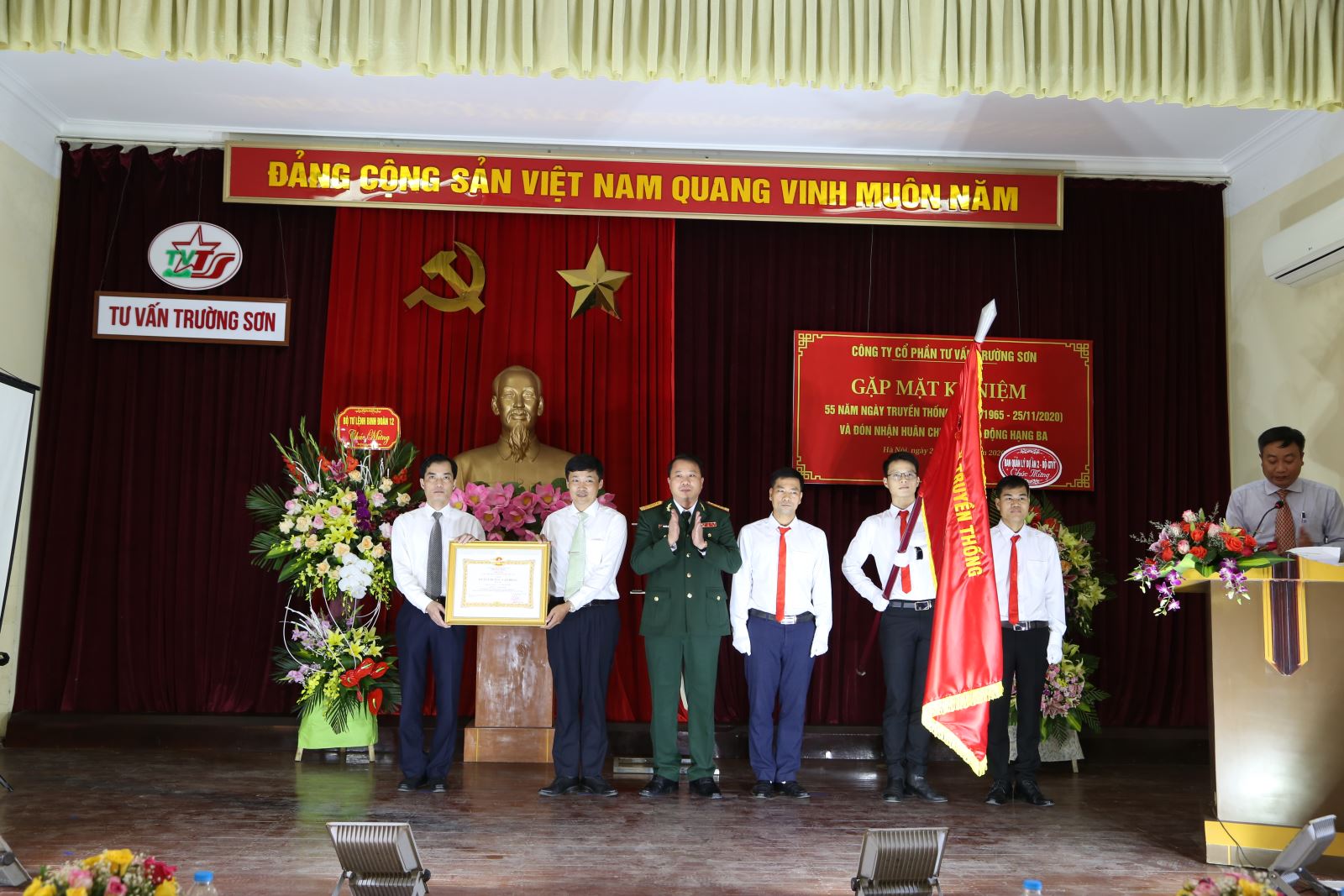 Đồng chí Đại tá Nguyễn Hữu Ngọc - Tư lệnh Binh đoàn 12 thừa ủy quyền của chủ tịch nước trao tặng Huân chương Lao động Hạng 3 cho Công ty