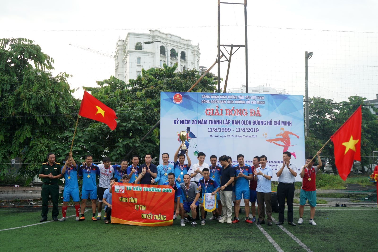 Vô địch giải bóng đá kỷ niệm 20 năm thành lập Ban QLDA đường Hồ Chí Minh 4